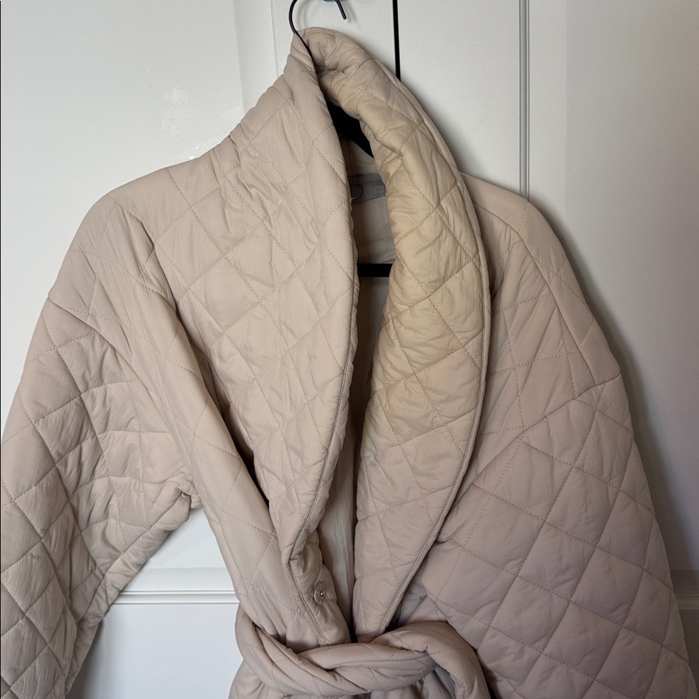 Quilted Cream Long Puffer Jacket Modern Citizen - Picture 6 of 9